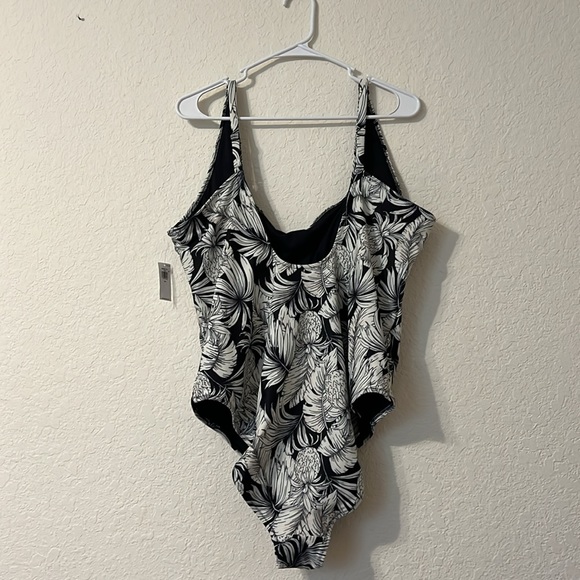 NWT OLD NAVY One Piece Black and White Square Neck Swimsuit Size XXL - Picture 9 of 16